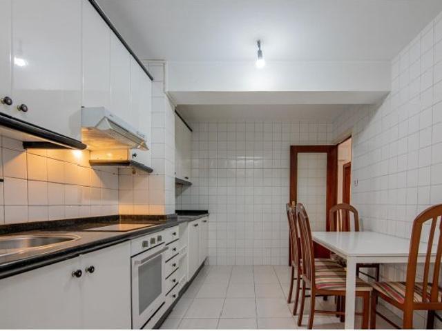 Piso con ascensor, de dos dormitorios y salón con italiana