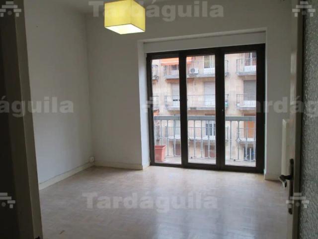 Piso con balcón en alquiler en Centro