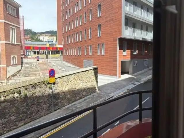 Piso con balcón en alquiler en Zabalbide Kalea