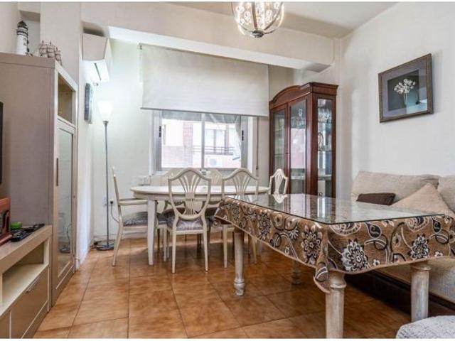 Piso con cuatro dormitorios y dos baños junto al Hipercor