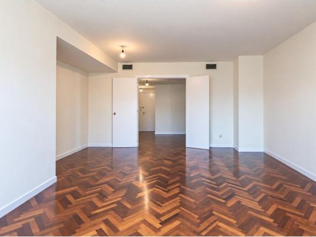 Piso con garaje y trastero en torre en Elviña
