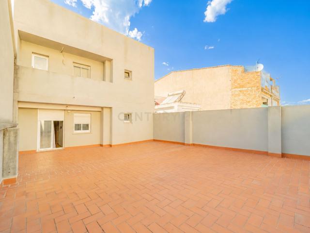 Piso con gran terraza, 3 habitaciones, 2 baños y garaje en La Pobla Llarga