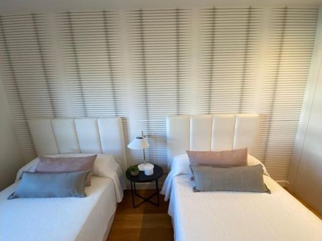 Piso con gran terraza Este con trastero y plaza de aparcamiento incluidos en el precio. Piscina co
