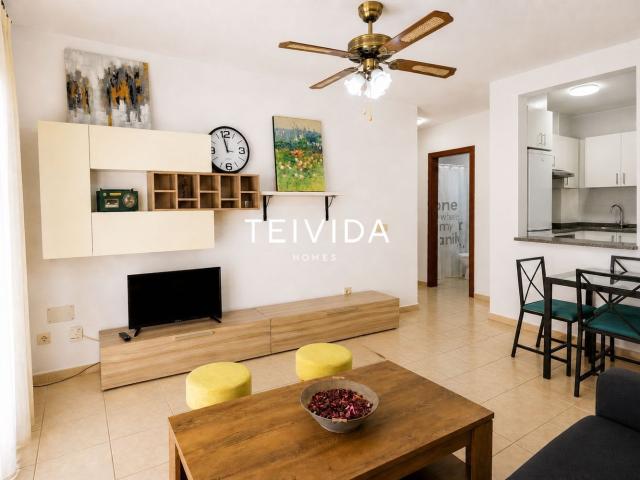 ¡Piso con gran terraza privada, garaje y piscina comunitaria. 61m² San Miguel
