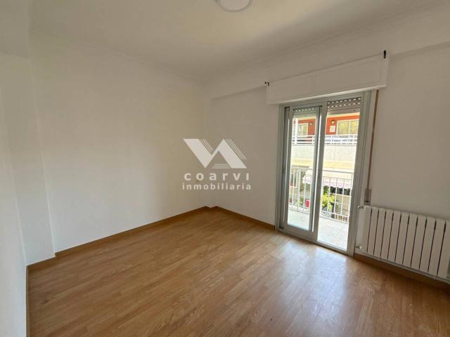 Piso con patio en alquiler en A Valenzá
