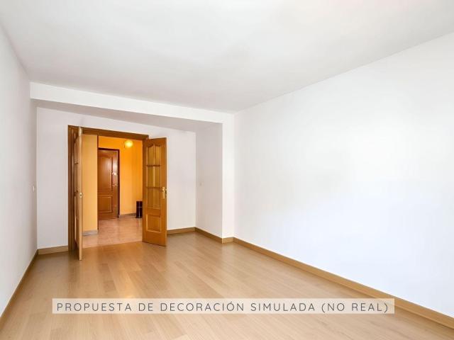 Piso de más de 100 m2 junto a la iglesia de Santo Domingo, con orientación sur y opción de garaje cerrado