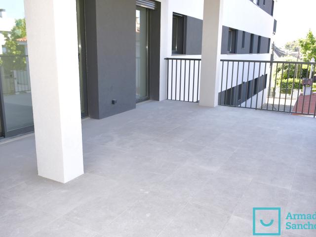 Piso de obra nueva de 108 m con terraza y parking en Tiana