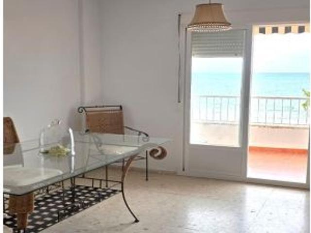 Piso de alquiler anual con vistas frontales al mar