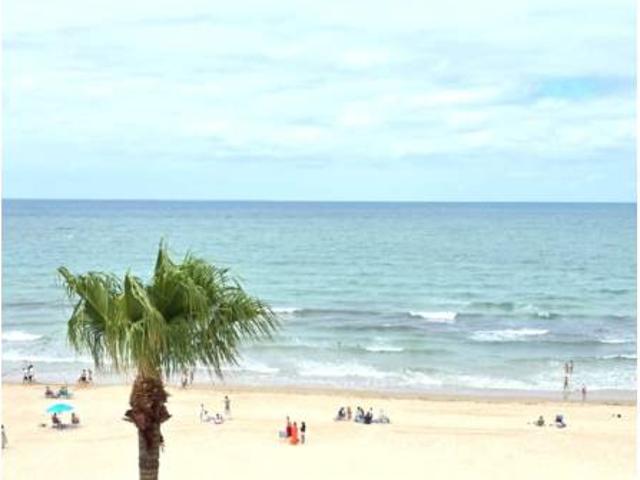 Piso de alquiler anual con vistas frontales al mar