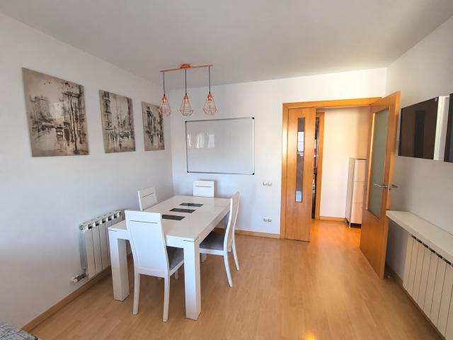 PISO DE ALQUILER CON TERRAZA PISCINA COMUNITARIA Y PARQUING ADICIONAL