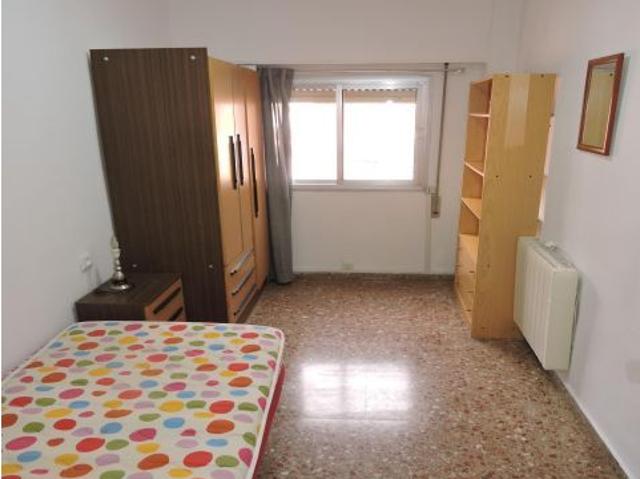 Piso de alquiler de 4 habitaciones, 2 baños y balcón