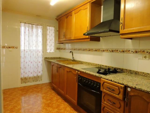 Piso de alquiler en Benicalap de 3 habitaciones, 2 baño, balcón y garaje