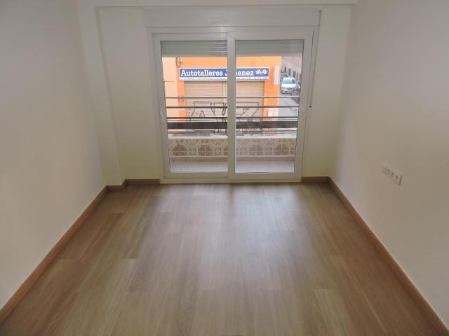 Piso de alquiler en Benicalap de 3 habitaciones, reformado y con balcón