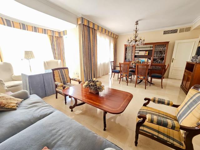 Piso de alto standing de 116 m2 en venta en Sevilla, España