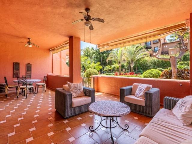 Piso de alto standing de 124 m2 en venta en Atalaya Isdabe, Estepona, Málaga, Andalucía