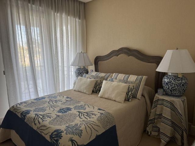 Piso de alto standing de 100 m2 en venta en Estepona, España