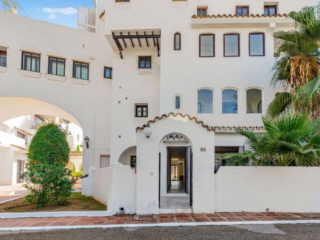 Piso de alto standing de 100 m2 en venta en Puerto Banús, Andalucía