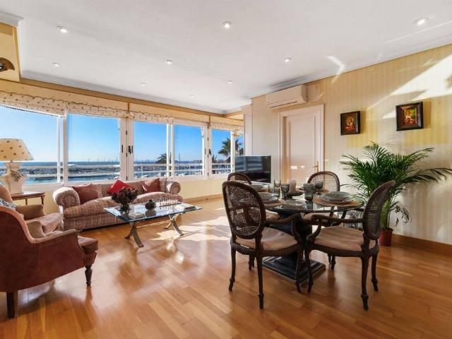 Piso de alto standing de 128 m2 en venta en Torrevieja, Comunidad Valenciana