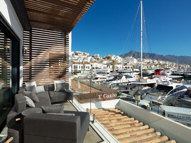 Piso de alto standing de 121 m2 en venta en Puerto Banús, Andalucía