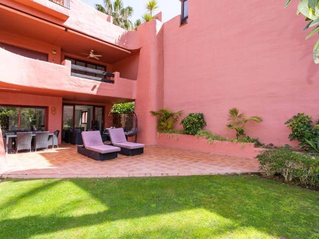Piso de alto standing de 130 m2 en venta en Estepona, Andalucía