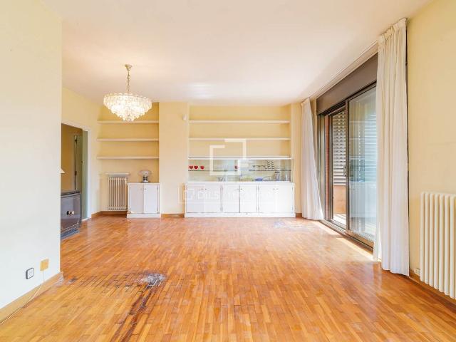 Piso de alto standing de 144 m2 en venta en Barcelona, Cataluña