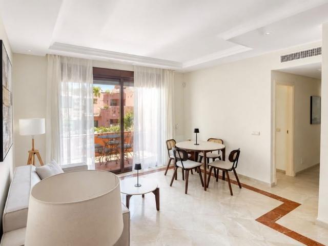 Piso de alto standing de 140 m2 en alquiler en Urbanización Marbella Este, Andalucía