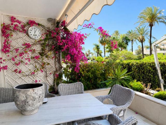 Piso de alto standing de 183 m2 en venta en Puerto Banús, España