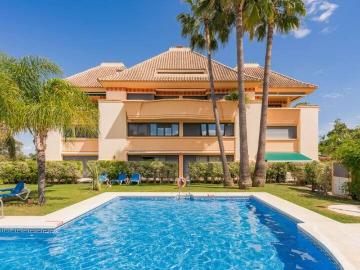 Piso de alto standing en venta en Nueva Andalucia, España