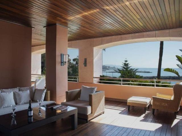 Piso de alto standing en venta en Puerto Banús, España