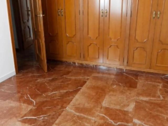 PISO DE CUATRO DORMITOIROS EXTERIOR HUERTA DE LA REINA A POCO METEOS DEL CORDOBA CENTER
