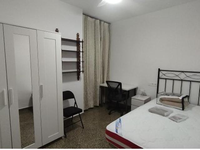 Piso de cuatro dormitorios amplios en pleno centro de Granada
