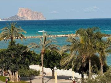 Piso de cuatro dormitorios con parking en primera línea de playa de Altea