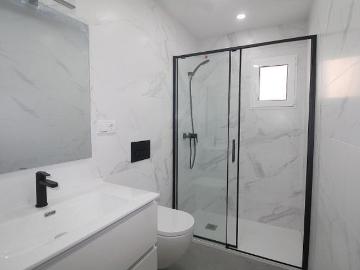 Piso de dos dormitorios y dos baños, amueblado y con reforma a estrenar