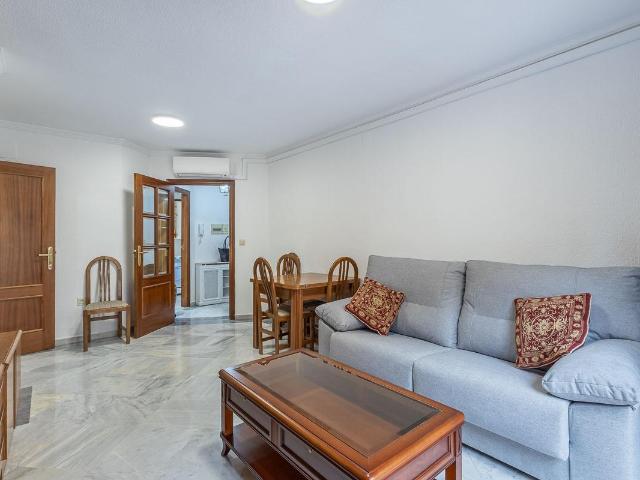 PISO DE DOS DORMITORIOS EN EL CENTRO!