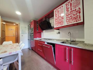 PISO DE DOS HABITACIONES CON GARAJE Y TRASTERO VACIO DE MUEBLES EN RENEDO