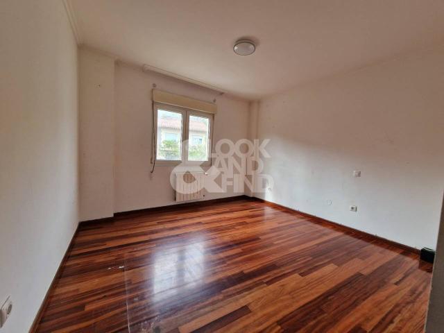 Piso de dos habitaciones y terraza en el centro de Parbayón