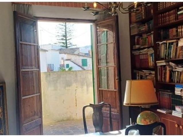 PISO DE GRANDES DIMENSIONES de origen CON GARAJE Y JARDÍN EN LA VILETA. Con 2 entradas