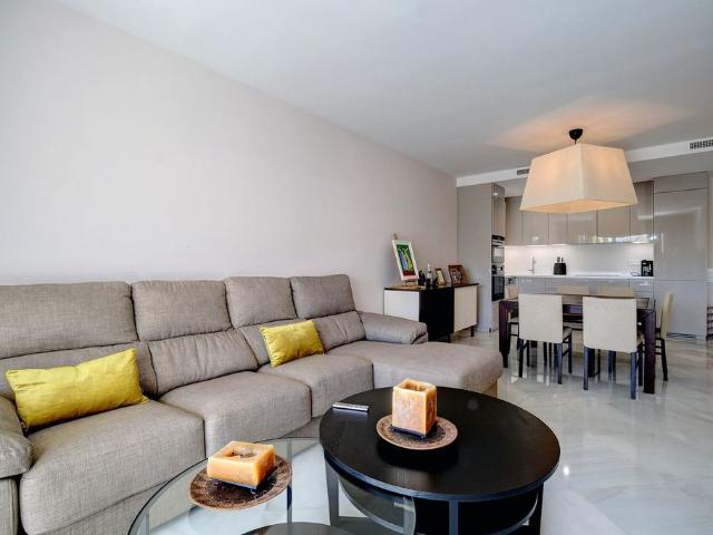 Piso de lujo de 120 m2 en alquiler en Puerto Banús, Andalucía