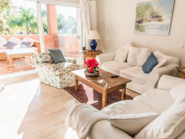 Piso de lujo de 135 m2 en venta en Atalaya Isdabe, Estepona, Málaga, Andalucía