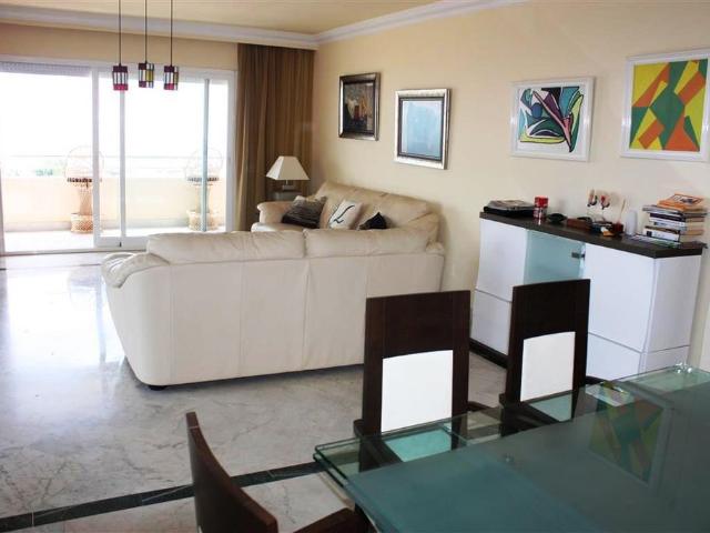 Piso de lujo de 136 m2 en venta en Puerto Banús, Andalucía