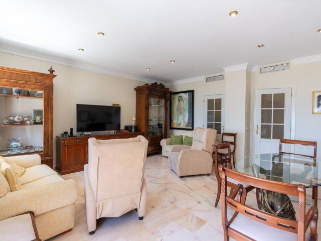 Piso de lujo de 161 m2 en venta en Estepona, Andalucía