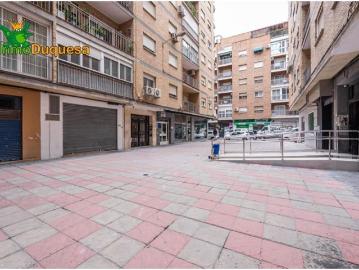 Piso de lujo REFORMADO para entrar a vivir con 3 dormitorios y 2 baños junto Arabial