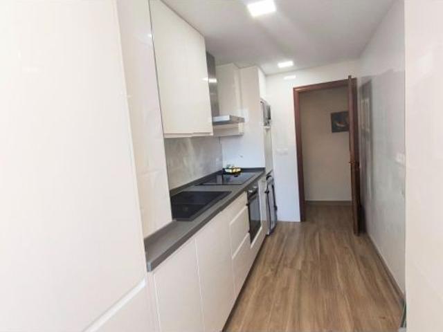 Piso de tres habitaciones semi reformado en Avenida Plutarco, Teatinos