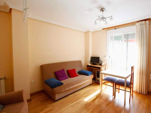 PISO DE UNA HABITACIÓN CON ASCENSOR EN CARABANCHEL