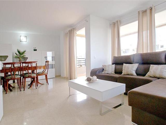 Piso de 124m2 aprox. con terraza en residencial con piscina comunitaria