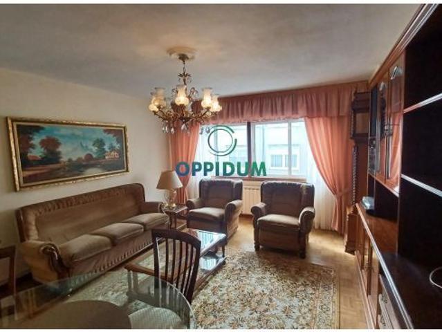 Piso de 125 m2 con 4 dormitorios y ascensor en Sagrada Familia, A Coruña – Calle peatonalizada y pró