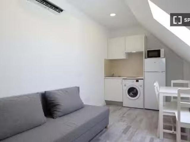 Piso de 1 dormitorio en alquiler en Almendrales, Madrid