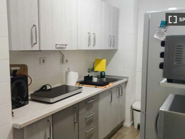 Piso de 2 dormitorios con balcón en alquiler en Granada Centro