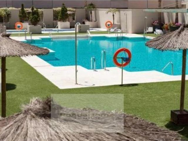 Piso de 2 dormitorios con piscina y terraza, a 300 m de la playa