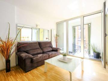 Piso de 2 dormitorios en alquiler en Embajadores, Madrid